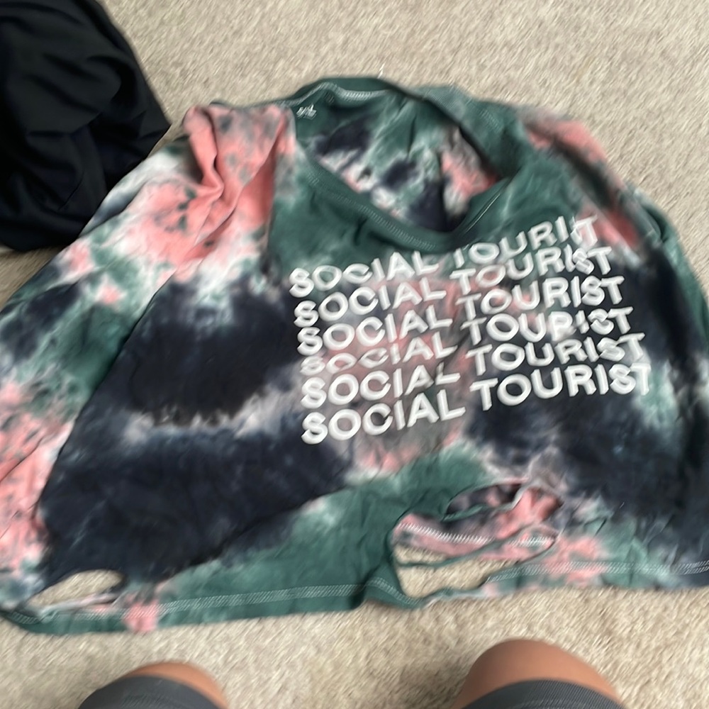 holister social tourist crip top